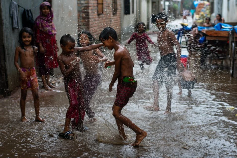 Heavy Rain Lashes Mumbai — Uprooted Trees, Potholes Bring City to a Standstill — Entertainment
